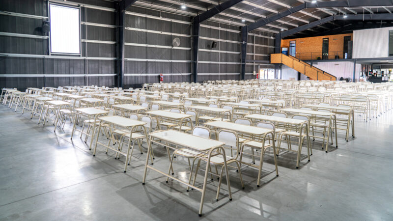 Fernández, Terigi y Mena entregaron mobiliario y guardapolvos en escuelas de Moreno