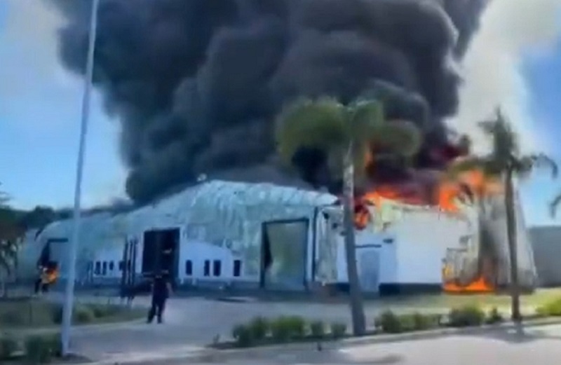 Gigante incendio en un depósito de logística de Benavídez