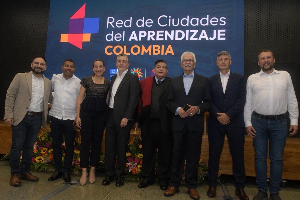 José C. Paz con Mario Ishii participo en la conformación de la "Red de Ciudades del Aprendizaje" en Colombia