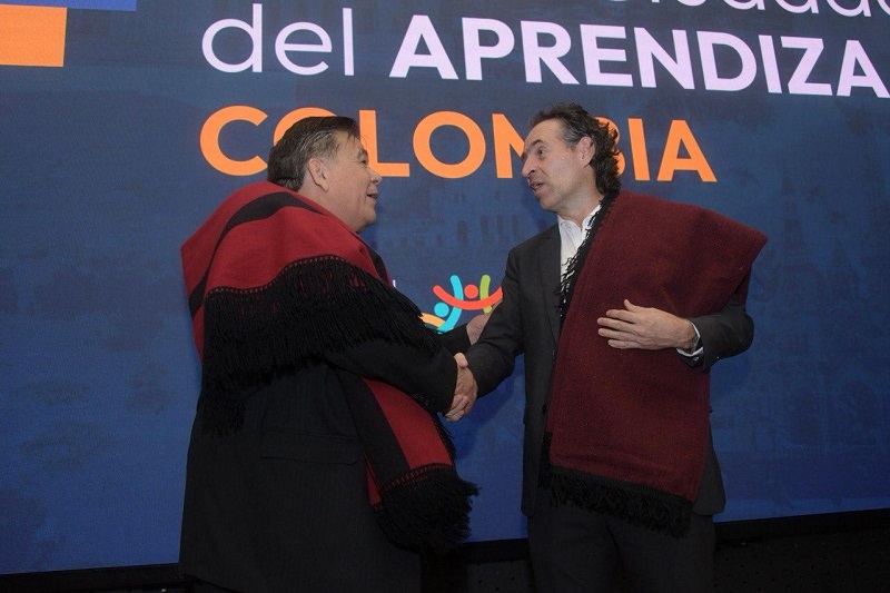 José C. Paz con Mario Ishii participo en la conformación de la "Red de Ciudades del Aprendizaje" en Colombia