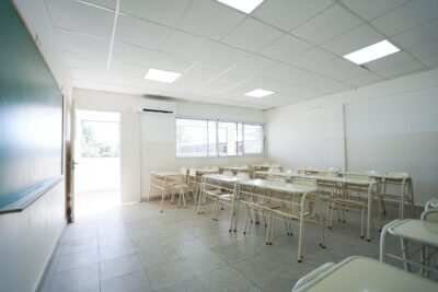 Kicillof visito una escuela de Ituzaingó en el comienzo de período de intensificación escolar