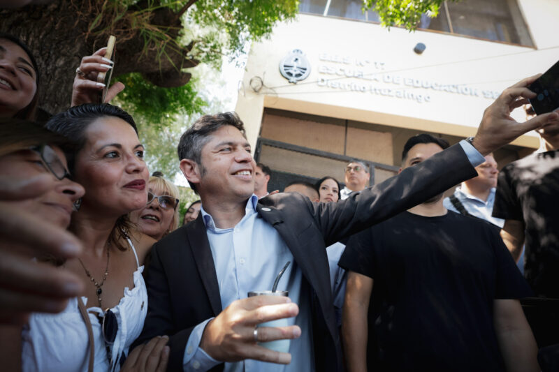 Kicillof visito una escuela de Ituzaingó en el comienzo de período de intensificación escolar