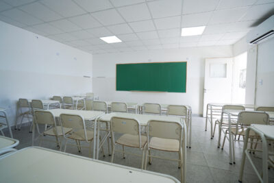 Kicillof visito una escuela de Ituzaingó en el comienzo de período de intensificación escolar