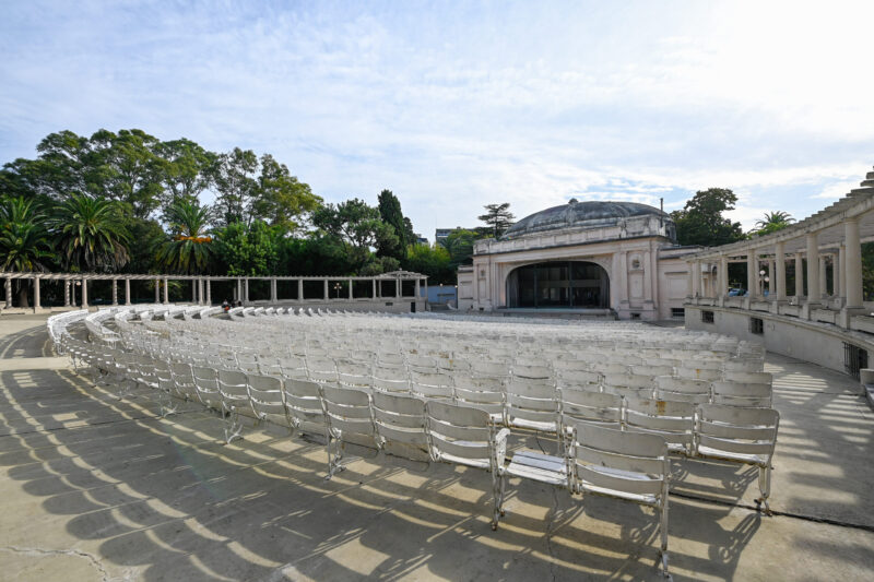 Kicillof encabezó el inicio de las obras de restauración integral del Teatro del Lago