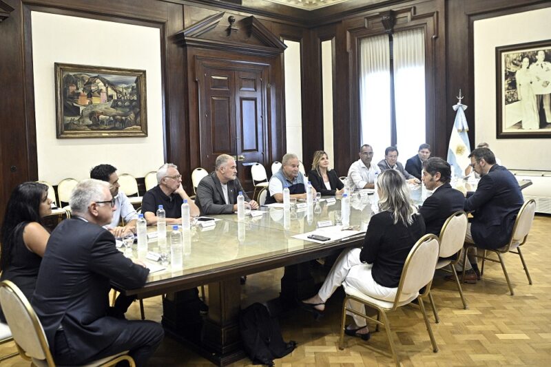 Kicillof y Cuattromo firmaron convenios con municipios para la compra de equipamiento