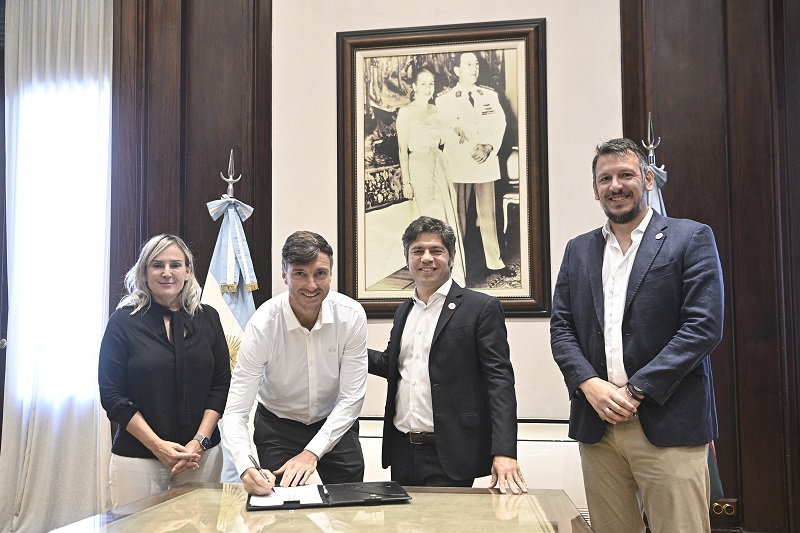 Kicillof y Cuattromo firmaron convenios con municipios para la compra de equipamiento