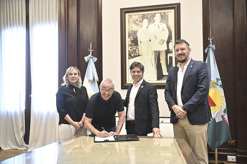 Kicillof y Cuattromo firmaron convenios con municipios para la compra de equipamiento