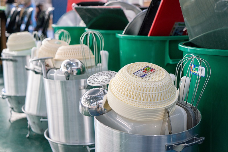 Mariel Fernández entregó kits de cocina a los comedores escolares