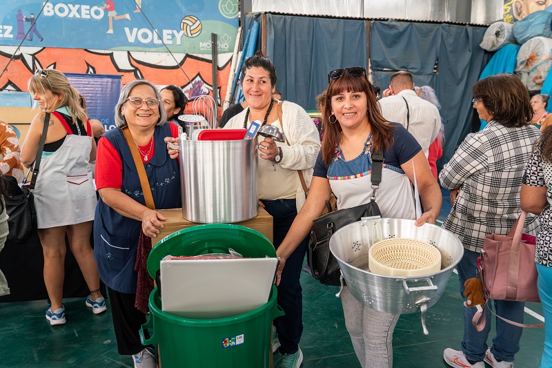 Mariel Fernández entregó kits de cocina a los comedores escolares