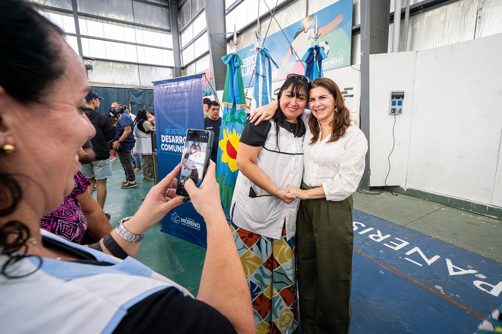 Mariel Fernández entregó kits de cocina a los comedores escolares