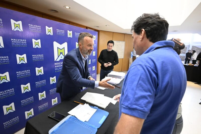 Nardini entregó escrituras definitivas a 33 familias malvinenses