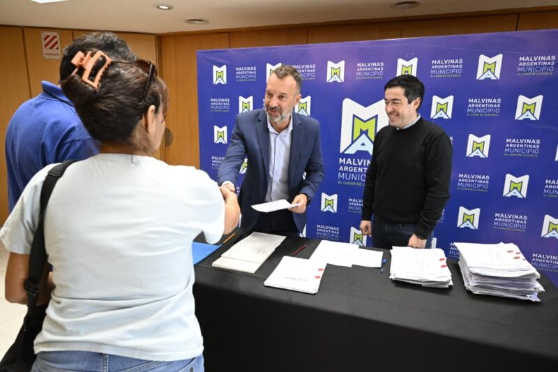 Nardini entregó escrituras definitivas a 33 familias malvinenses