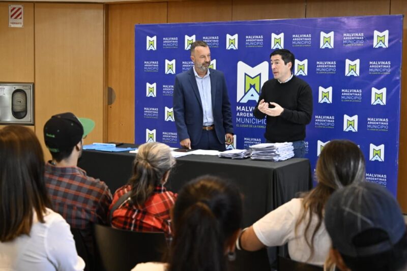 Nardini entregó escrituras definitivas a 33 familias malvinenses