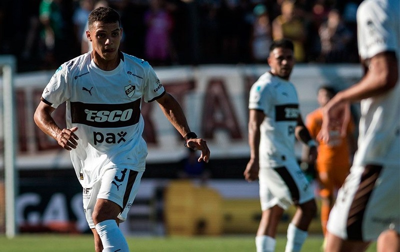 Platense lo busco y lo encontró en el final ante Barracas Central