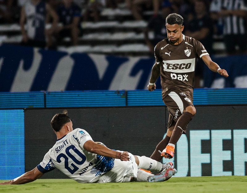 Festejo de Platense ante Talleres sobre el final