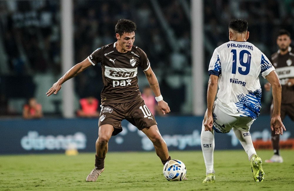 Festejo de Platense ante Talleres sobre el final
