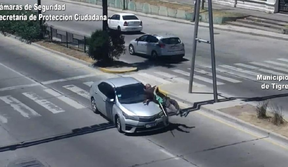 Un hombre luego de cruzar impudentemente varias veces la 197 fue embestido por un auto