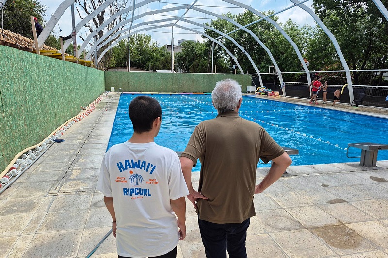 Zamora superviso la instalación de un nuevo cerramiento desplazable en el natatorio del Polideportivo San Martín