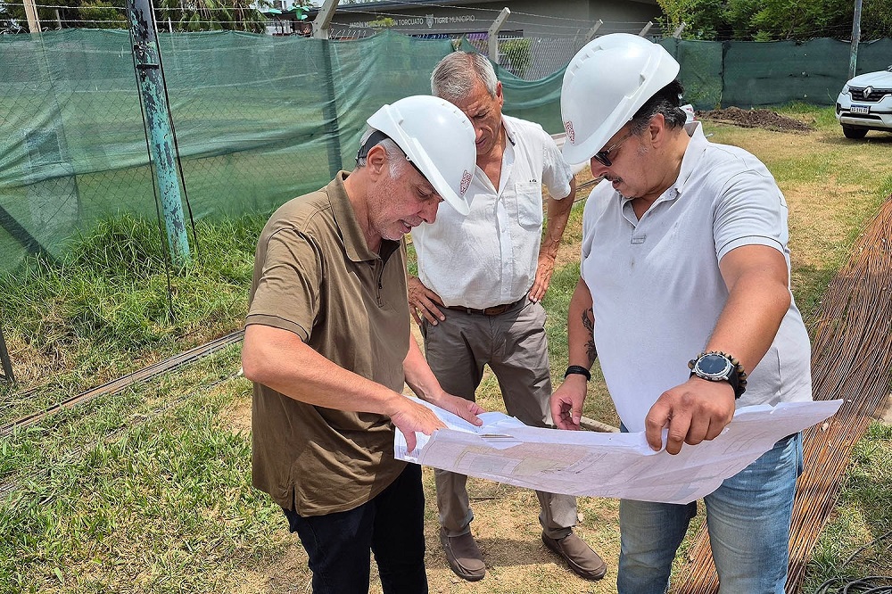 Zamora superviso la instalación de un nuevo cerramiento desplazable en el natatorio del Polideportivo San Martín
