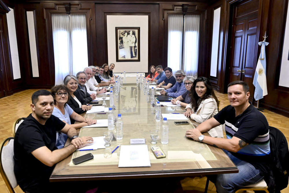 Axel Kicillof, recibió a referentes sindicales del país y del exterior