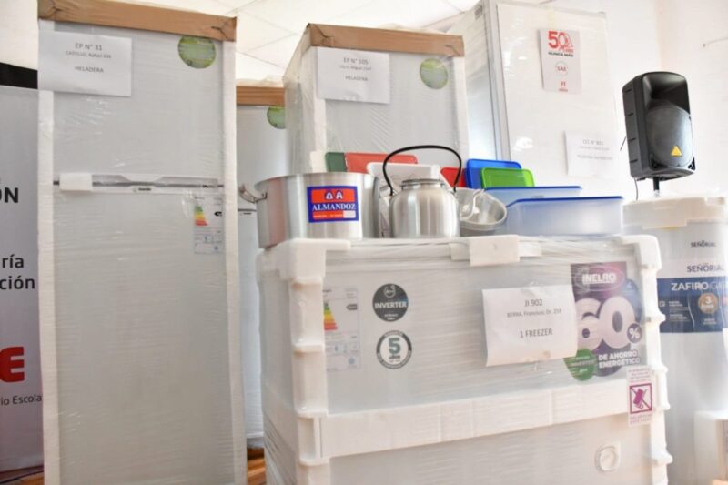 El Municipio de Morón entregó nuevo equipamiento a escuelas del distrito