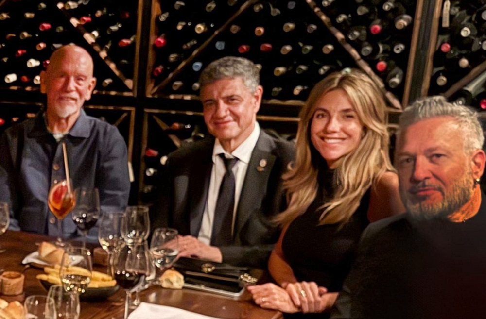 El actor estadounidense John Malkovich paseó por Buenos Aires: subió al Obelisco y disfrutó del Teatro Colón