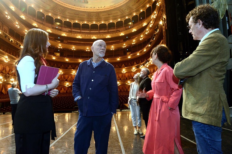 El actor estadounidense John Malkovich paseó por Buenos Aires: subió al Obelisco y disfrutó del Teatro Colón