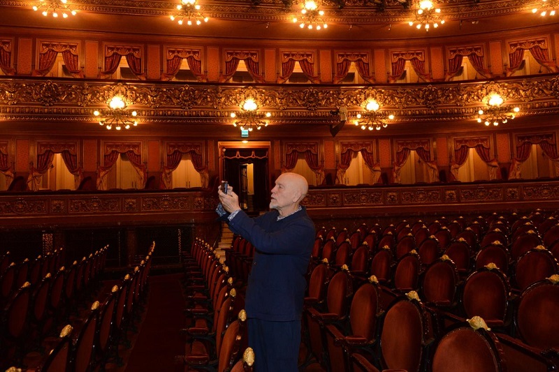 El actor estadounidense John Malkovich paseó por Buenos Aires: subió al Obelisco y disfrutó del Teatro Colón