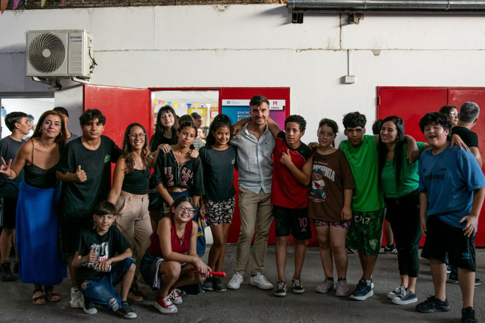 Lucas Ghi con funcionarios municipales y provinciales recorrió el Centro Socioeducativo y Comunitario de Morón Sur. Se trata de un espacio que acompaña las trayectorias educativas