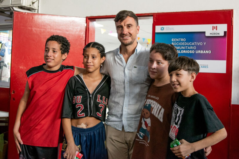 Lucas Ghi con funcionarios municipales y provinciales recorrió el Centro Socioeducativo y Comunitario de Morón Sur. Se trata de un espacio que acompaña las trayectorias educativas
