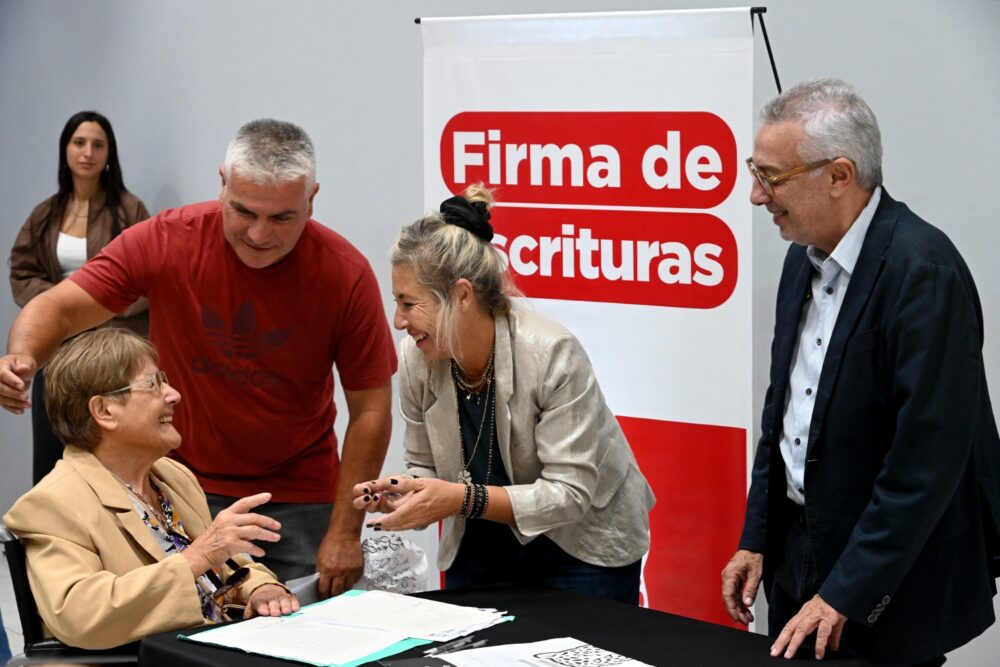 En el HCD, Julio Zamora acompañó a 40 familias de Tigre en una nueva firma de escrituras