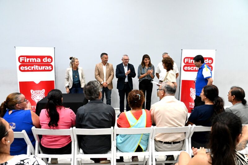 En el HCD, Julio Zamora acompañó a 40 familias de Tigre en una nueva firma de escrituras