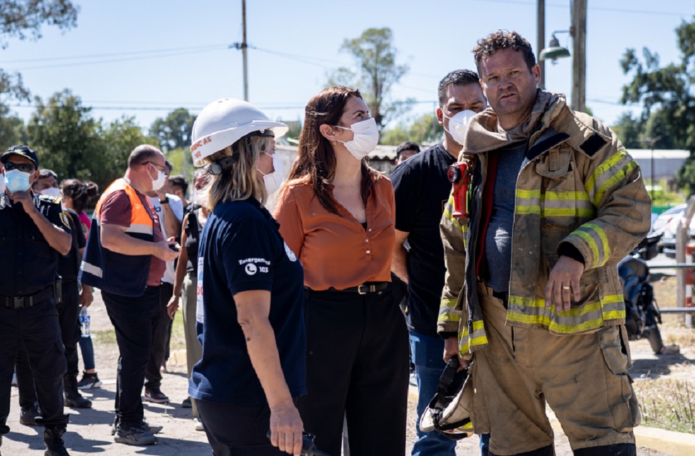 Mariel Fernández recorrió el lugar donde se produjo el incendio en Francisco Álvarez