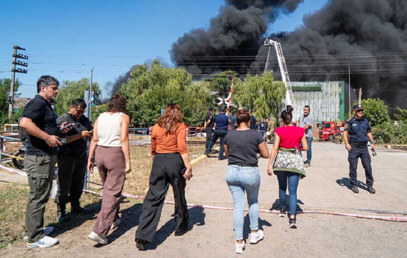 Mariel Fernández recorrió el lugar donde se produjo el incendio en Francisco Álvarez