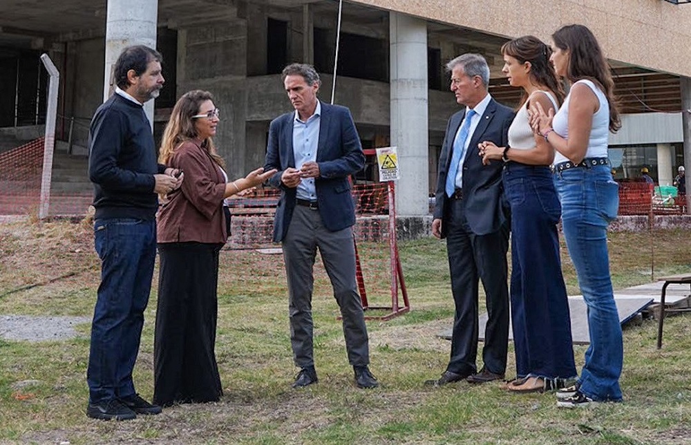Katopodis recorrió las obras de la Torre de Innovación de la UNSAM