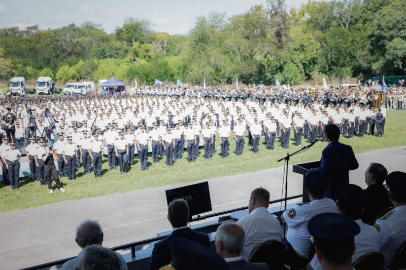 Kicillof encabezó el acto de egreso de 1.547 oficiales de la Policía provincial