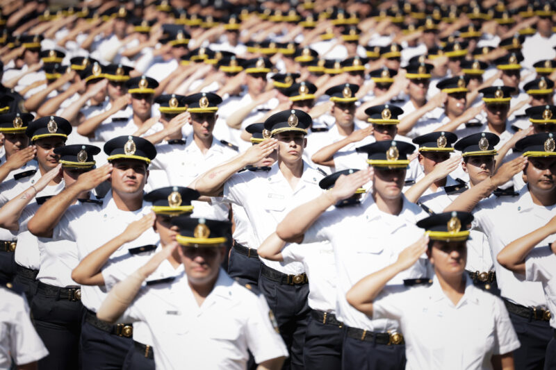 Kicillof encabezó el acto de egreso de 1.547 oficiales de la Policía provincial