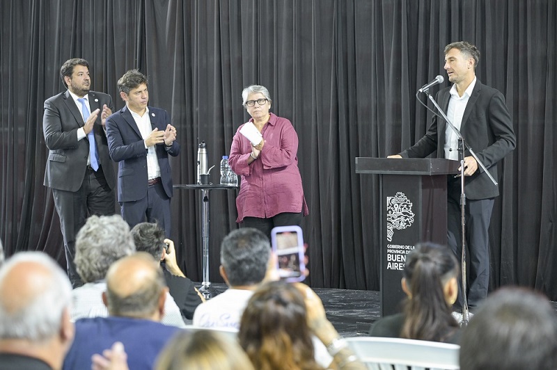 Kicillof entregó 430 escrituras gratuitas a familias de Morón