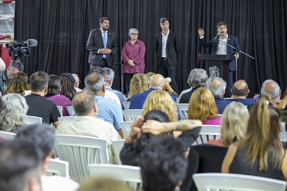Kicillof entregó 430 escrituras gratuitas a familias de Morón