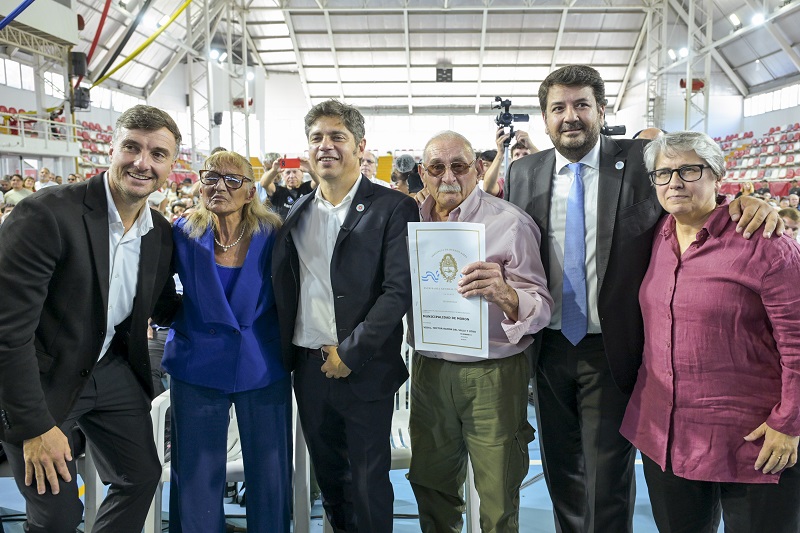 Kicillof entregó 430 escrituras gratuitas a familias de Morón
