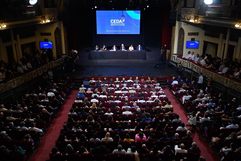 “Los invito a dejar de mirar las encuestas”, dijo Kicillof, que lanzó su Centro de Estudios”