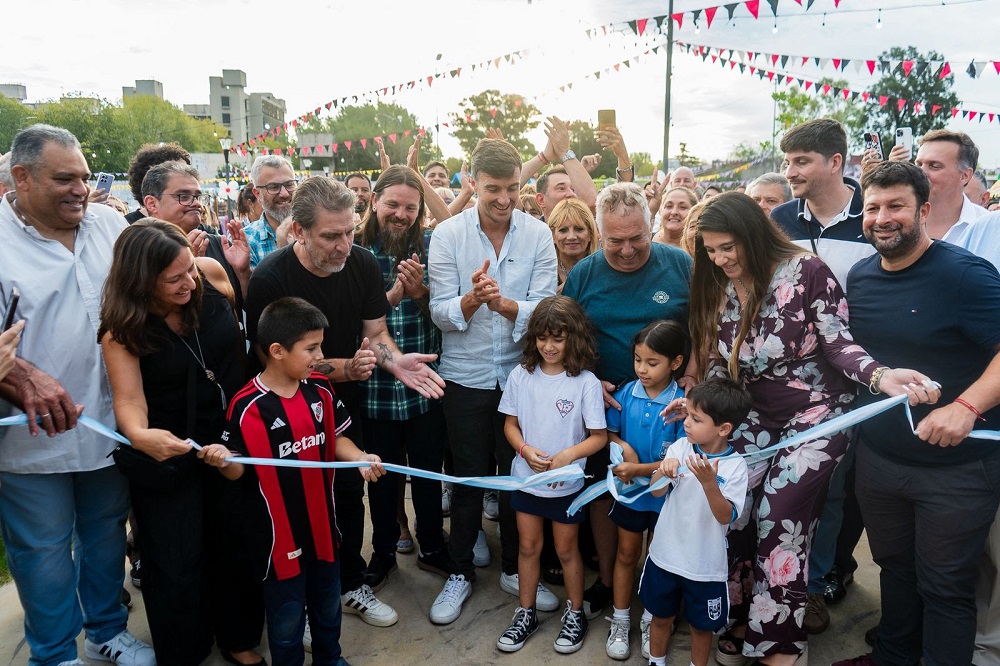 Lucas Ghi inauguró la nueva plaza Viejo Urbano en el centro de Morón