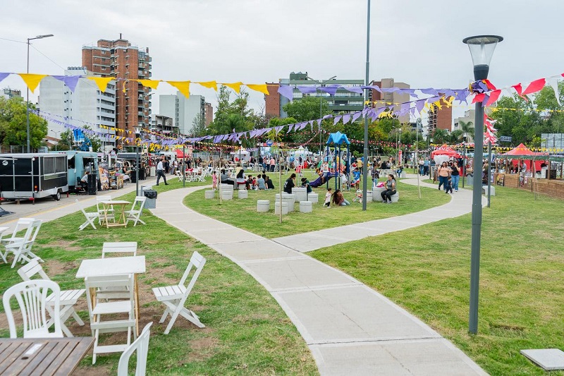 Lucas Ghi inauguró la nueva plaza Viejo Urbano en el centro de Morón