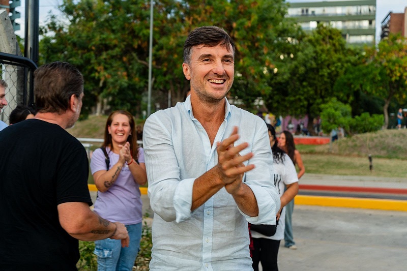 Lucas Ghi inauguró la nueva plaza Viejo Urbano en el centro de Morón