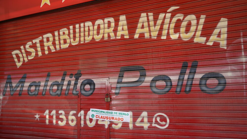 Multa millonaria y clausura para empresa avícola que arrojaba residuos en la vía pública