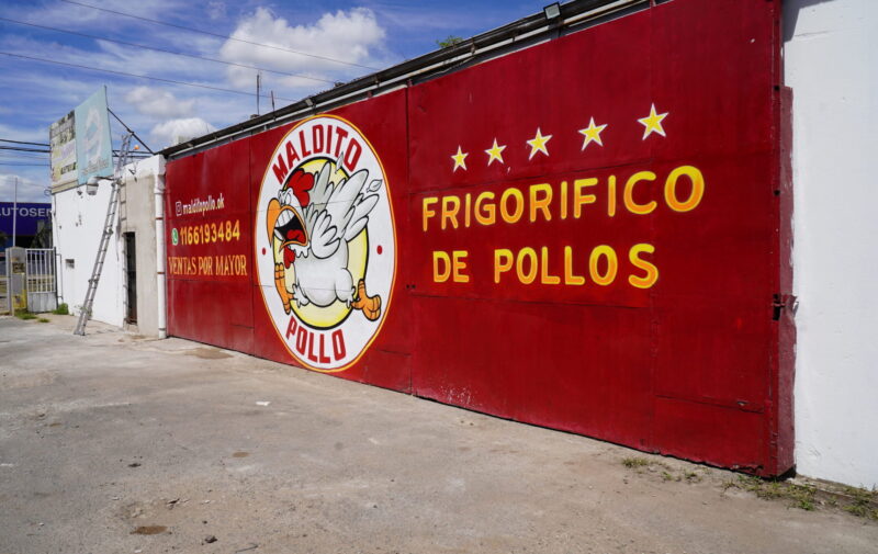 Multa millonaria y clausura para empresa avícola que arrojaba residuos en la vía pública