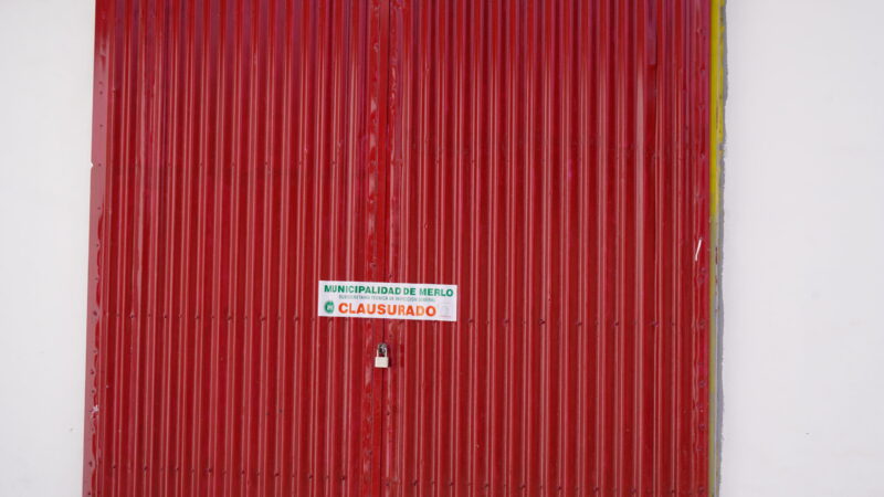 Multa millonaria y clausura para empresa avícola que arrojaba residuos en la vía pública