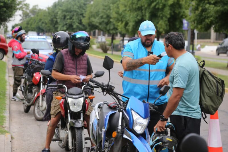 Marinucci encabezó controles viales y entregó cascos junto a Nardini en Malvinas Argentinas