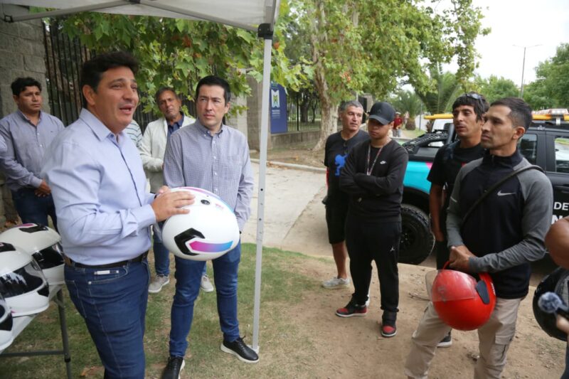 Marinucci encabezó controles viales y entregó cascos junto a Nardini en Malvinas Argentinas