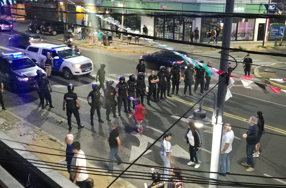 Vicente López: Fuerza de choque de la intendenta Soledad Martínez reprimió a vecinos en"Corzo de Murgas Unidas"